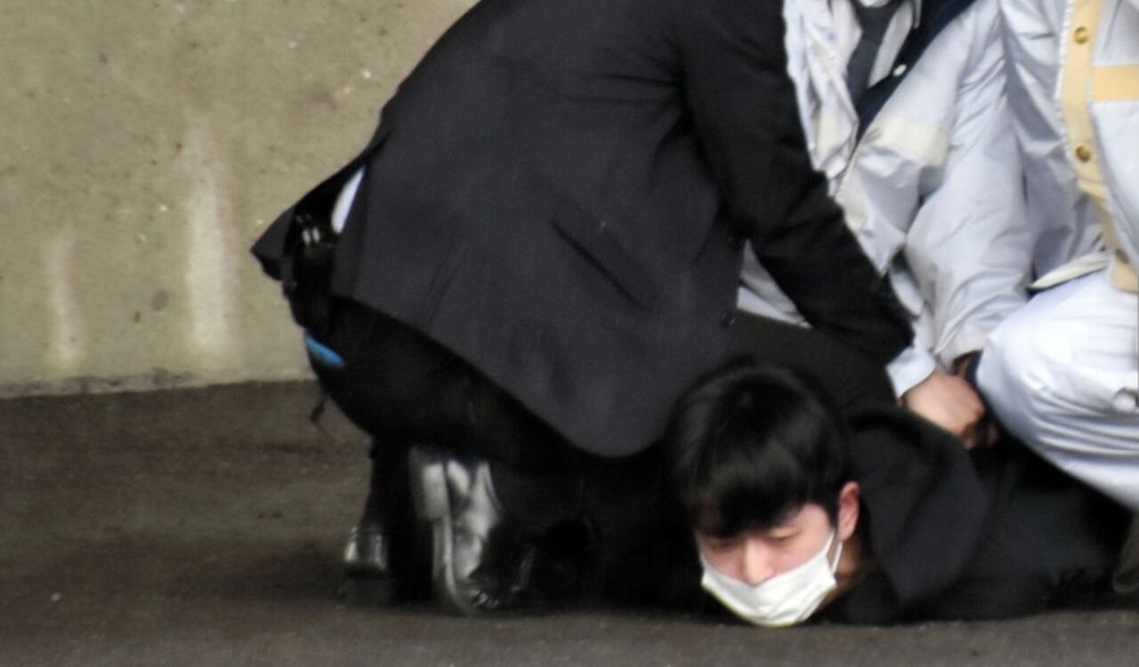 El momento donde el sospechoso de atentar contra la vida del primer ministro de Japón, Fumio Kishida, es detenido por las autoridades.