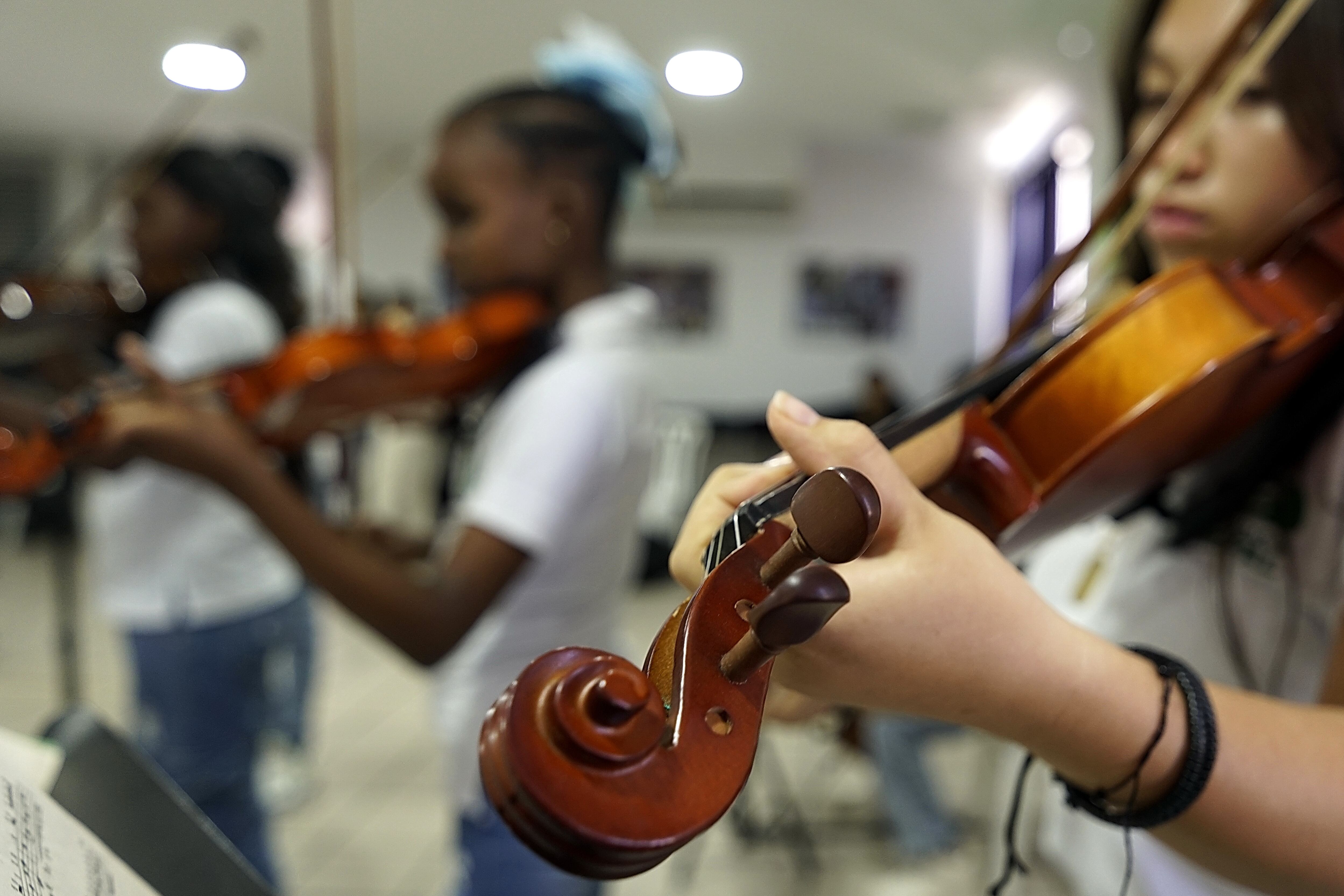 Con una propuesta, de escuelas de música a través de violines, Carvajal y Propal, ayudan a niños de Puerto Tejada, en el norte del Cauca, para tratar de minimizar los riesgos y la vulnerabilidad social de este municipio, azotado por las bandas criminales y el microtráfico. Foto Jorge Orozco.