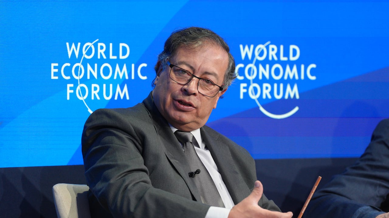 El presidente Gustavo Petro sigue en Davos.