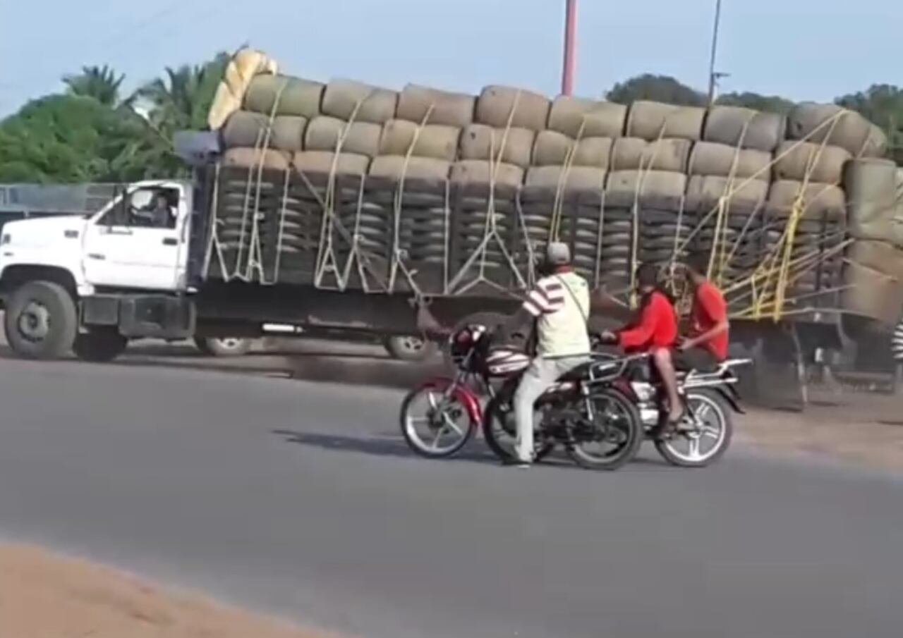 Captura de imagen de un video grabado por habitantes de Zulia (Venezuela) que muestra un camión cargado con gasolina colombiana.