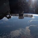 El río de La Plata, la frontera entre Argentina y Uruguay, en una foto tomada desde la Estación Espacial Internacional en junio de 2020. En primer plano aparece el módulo de carga Progress 74.