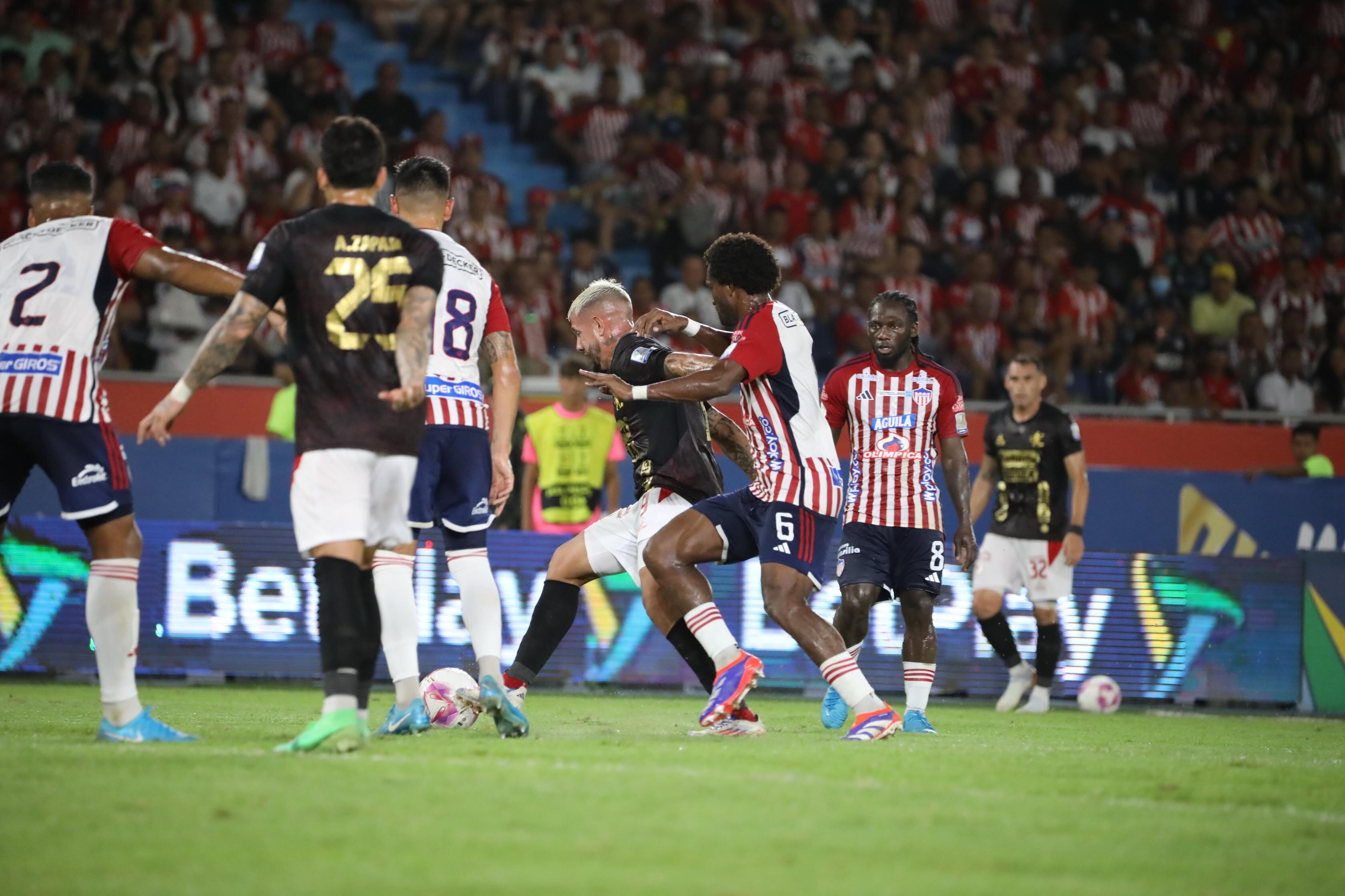 Imagen del duelo entre tiburones y escarlatas.