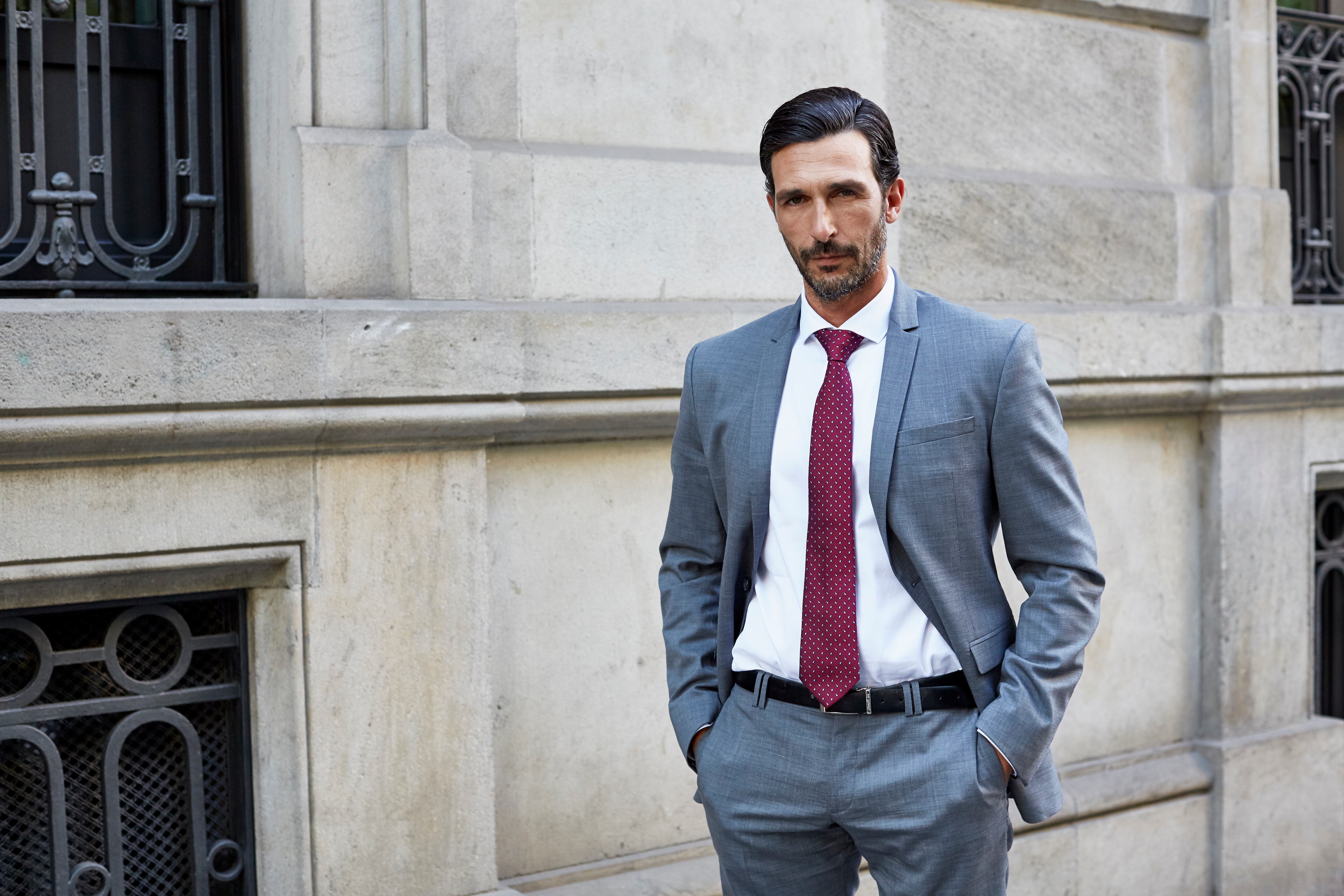 La lavadora puede dañar los trajes.