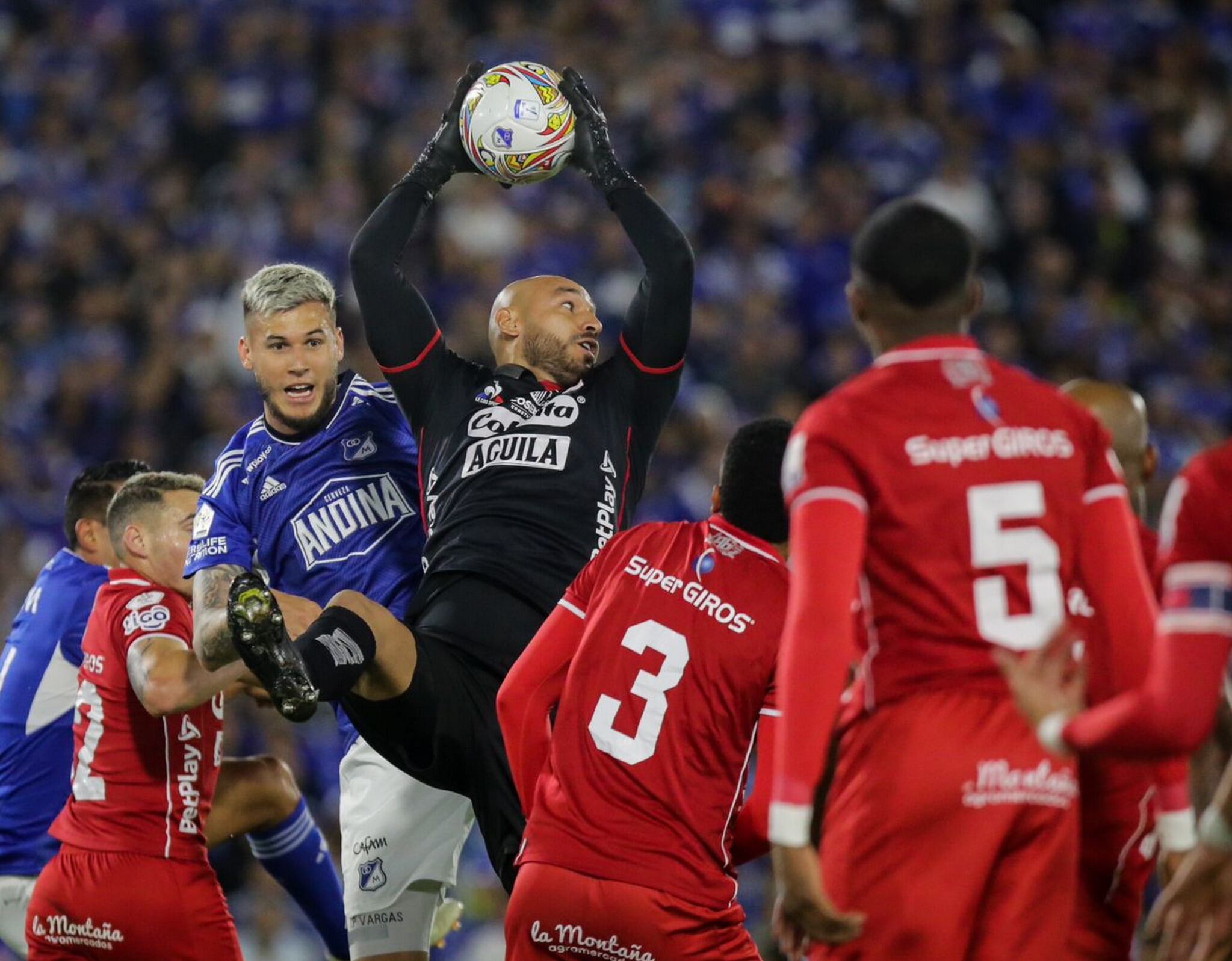 Bogotá: Partido del cuadrangular del grupo B.  América vs Millonarios. Foto: Colprensa, Mariano Vimos Junio 3-23.