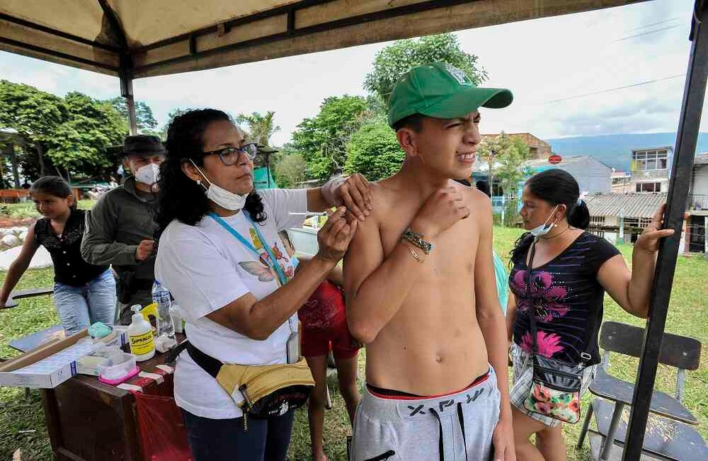 Un damnificado es vacunado el miércoles 5 de abril de 2017 en Mocoa, Putumayo, luego que la noche del 31 de marzo una avalancha provocada por el desbordamiento de los ríos Mocoa, Mulato y Sangoyaco arrasó con todo lo que encontró a su paso. Hasta el momento la cifra de muertos se eleva a  301víctimas mortales y un indeterminado numero de desaparecidos. Foto: Carlos Julio Martínez / Enviado Especial de Semana