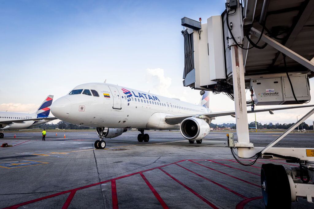 Vista del avión de LATAM Airlines en el aeropuerto de Medellín, el 25 de febrero de 2024 en Medellín, Colombia (Foto de Patrick van Katwijk/Getty Images)