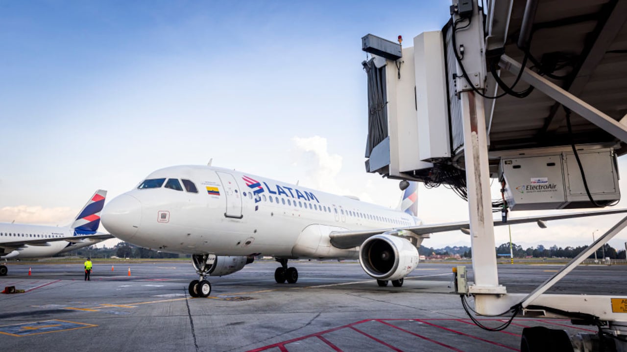 Vista del avión de LATAM Airlines en el aeropuerto de Medellín, el 25 de febrero de 2024 en Medellín, Colombia (Foto de Patrick van Katwijk/Getty Images)