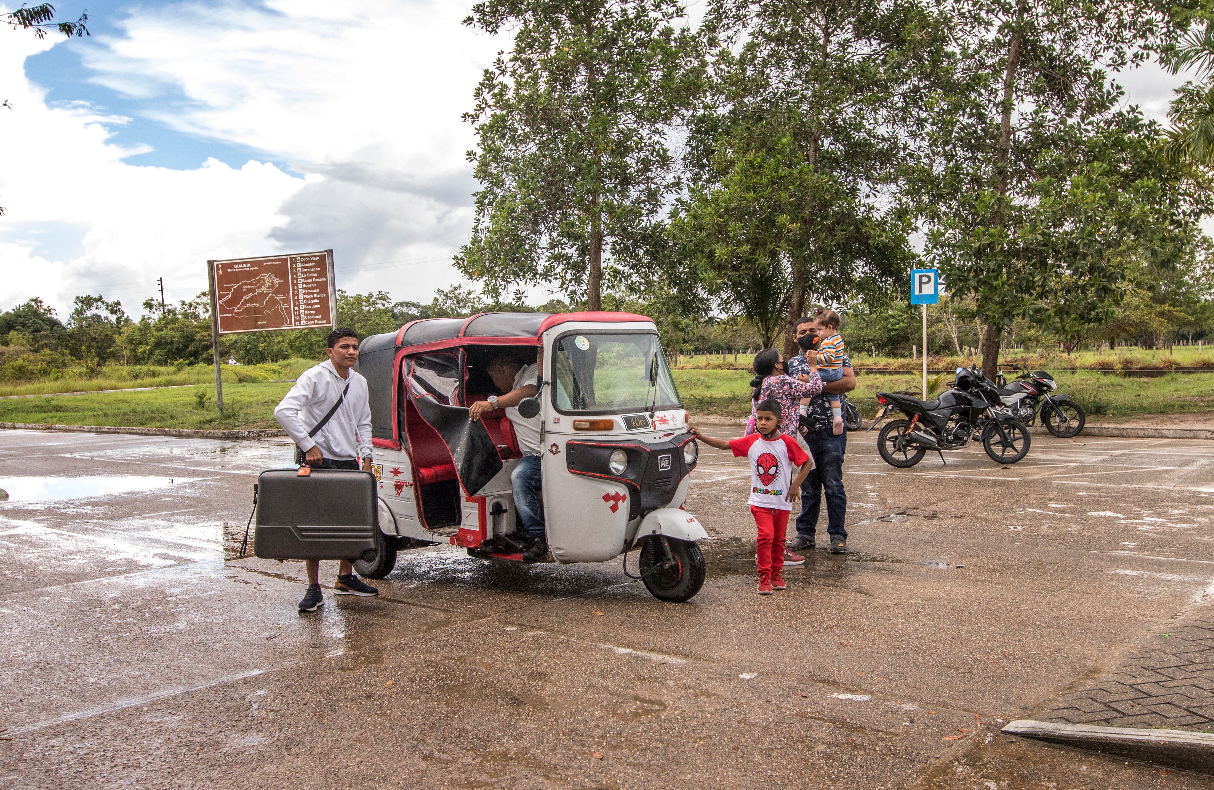 Los motocarros se acercan al aeropuerto esperando transportar nativos y turistas por la Ruta 95, una vía inconclusa que logra comunicar el puerto con el aeropuerto en línea recta. La expectativa era que esta carretera nacional lograra comunicar Inírida con Puerto Nariño, en el Vichada, pero debido a la espesa selva que separa estos municipios es muy difícil construir una carretera que cumpla este propósito.