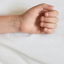 Familia sometió a niña a sesión de exorcismo en una iglesia, y esta murió estrangulada.