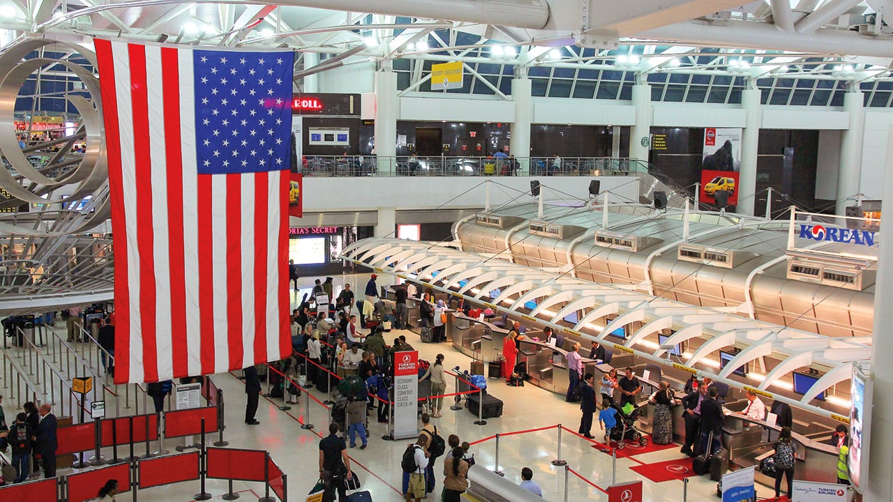 Nueva York: La gente se apresura en el aeropuerto Kennedy de Nueva York. En 2012, el aeropuerto atendió a 49,3 millones de pasajeros (el sexto con mayor tráfico de Estados Unidos).
