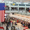 Nueva York: La gente se apresura en el aeropuerto Kennedy de Nueva York. En 2012, el aeropuerto atendió a 49,3 millones de pasajeros (el sexto con mayor tráfico de Estados Unidos).