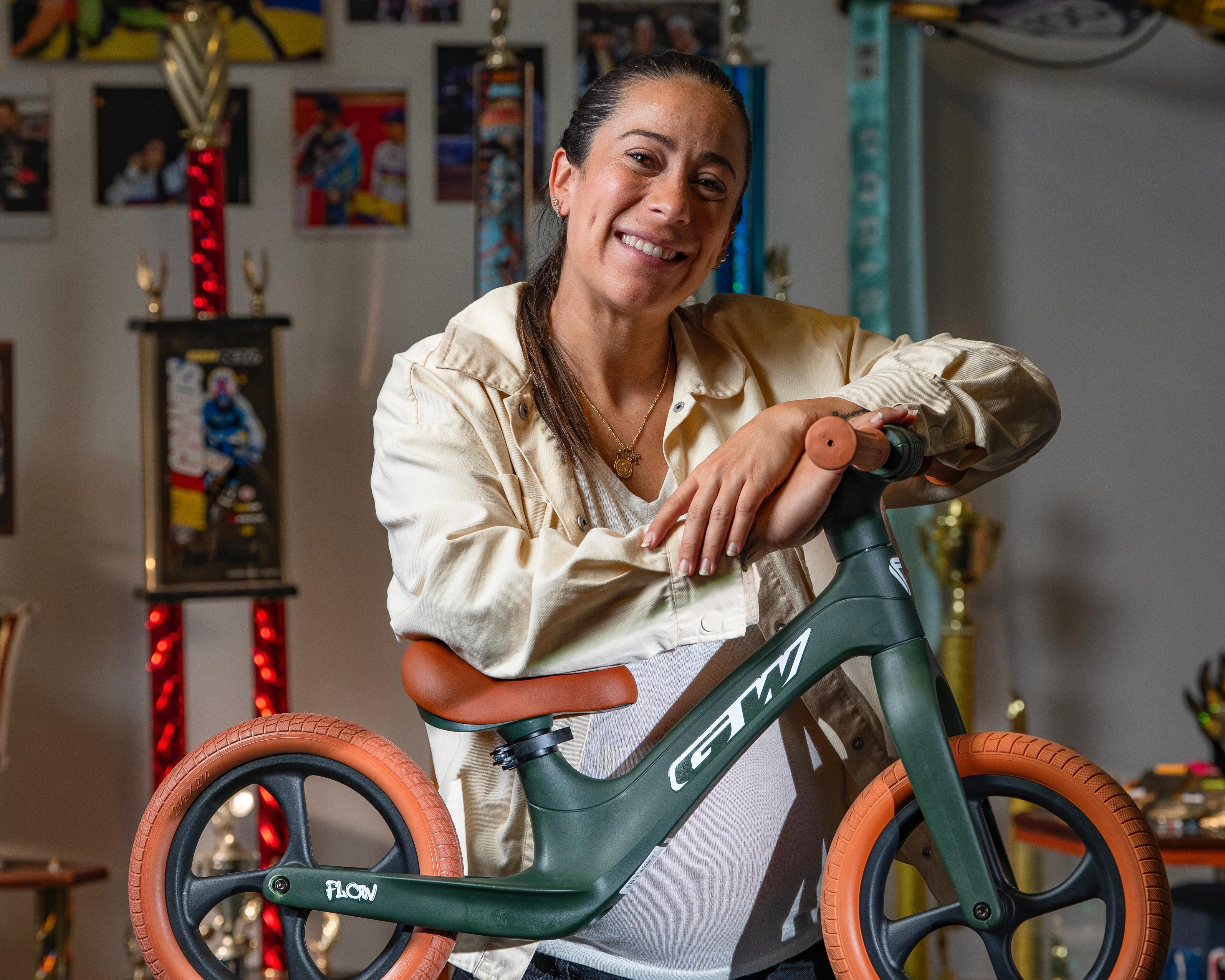 Mariana Pajón, imagen de la campaña. La premiada bicicrosista se alista para el nacimiento de su primer hijo y con la campaña GW busca recordarle a las personas lo valioso que es un legado emocional que se construye en familia.