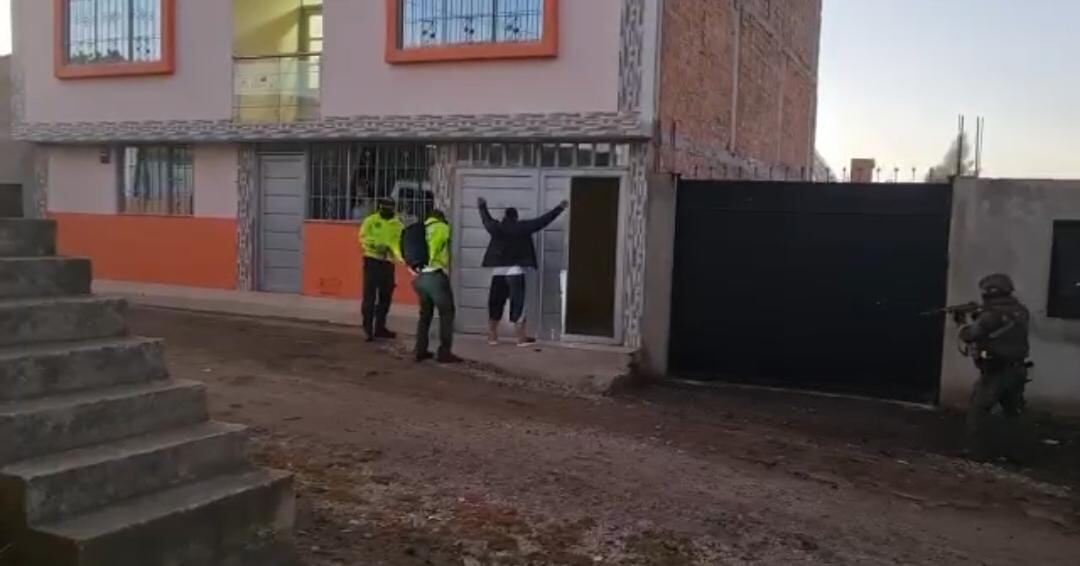 Momento de la captura de alias El Indio, quien según la Policía es un extraditable que tendría nexos con las disidencias de las Farc que buscan la 'paz total'.