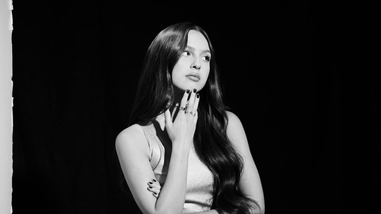Olivia Rodrigo es una estrella del pop con amplio respeto por el rock, y se nota en sus canciones y entrega.