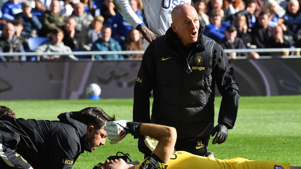 El portero argentino Emiliano 'Dibu' Martínez encendió las alarmas en el fútbol internacional tras sufrir un severo traumatismo craneal.