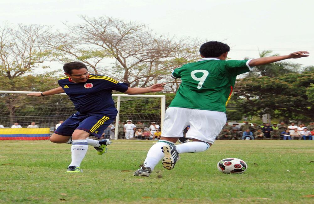 Vargas Lleras, en los diez minutos que estuvo en el campo, fue voluntarioso, pero los bolivianos atacaron permanentemente por su punta. 