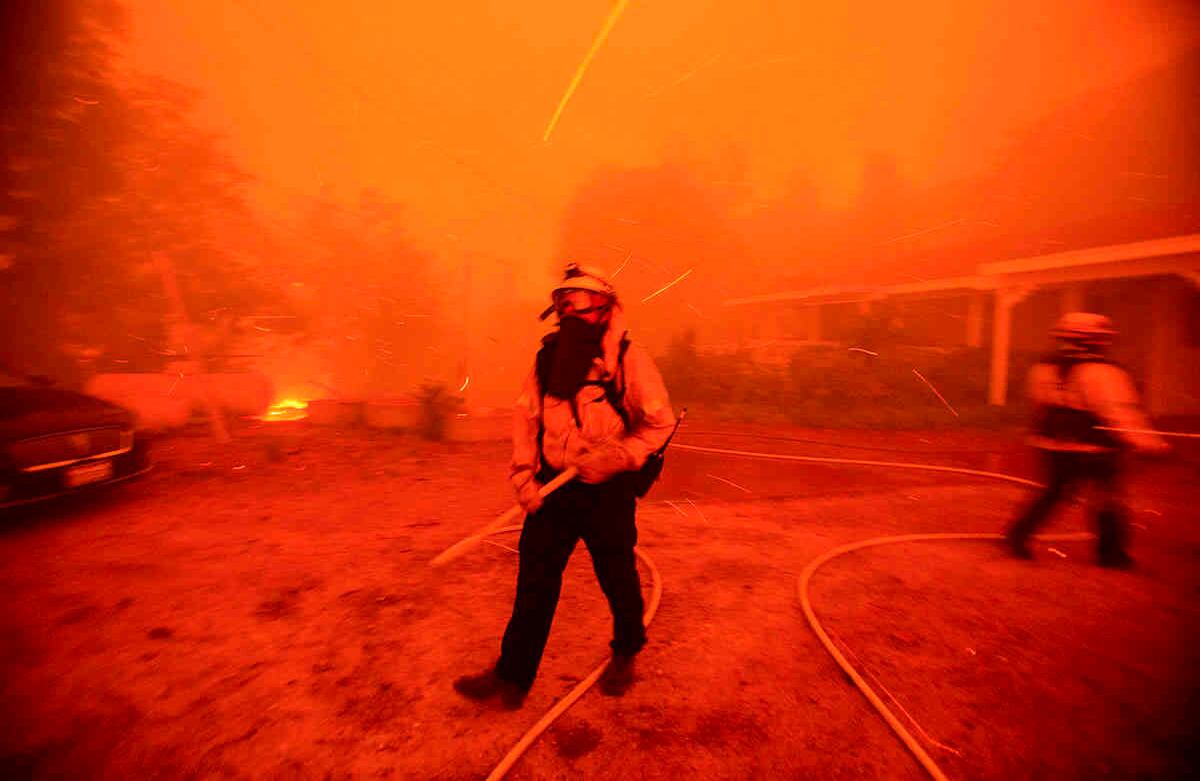 Los bomberos caminan entre el humo y la bruma del incendio del lago Hughes en el Bosque Nacional Ángeles, el miércoles 12 de agosto de 2020, al norte de Santa Clarita, California. Foto: Ringo H.W. Chiu / AP 