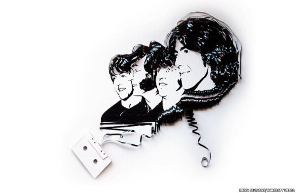 Simmons, de 30 años, trabaja en su proyecto de retratos con cinta de cassette desde hace seis años. He aquí un retrato de los Beatles.