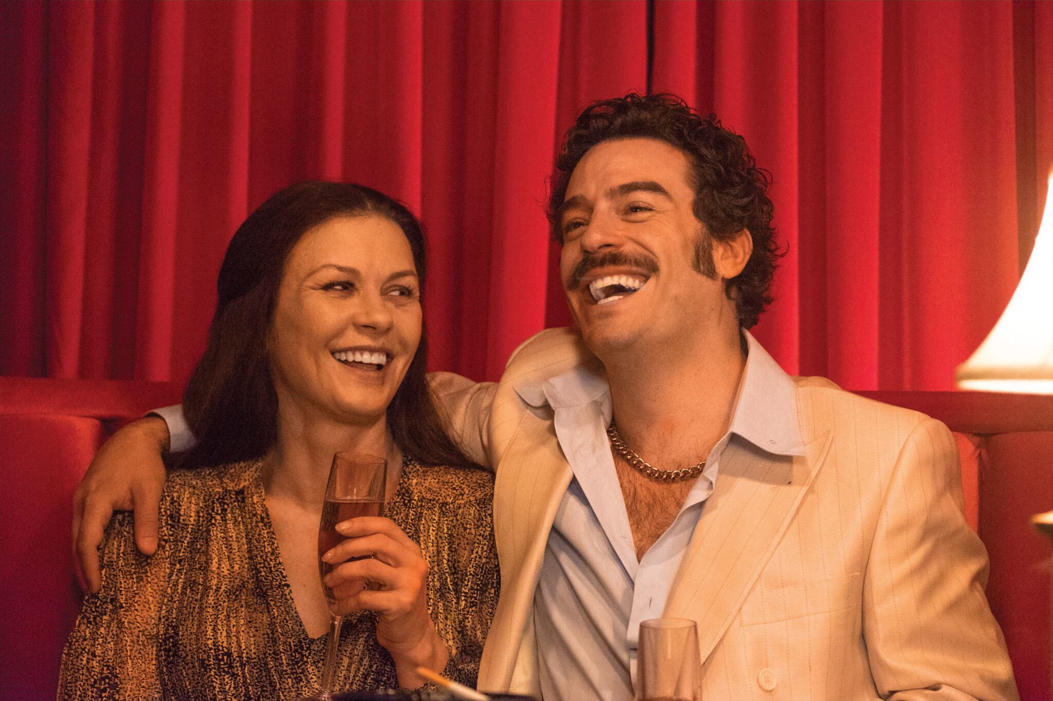 Catherine Zeta Jones y Juan Pablo Espinosa en la película sobre Griselda