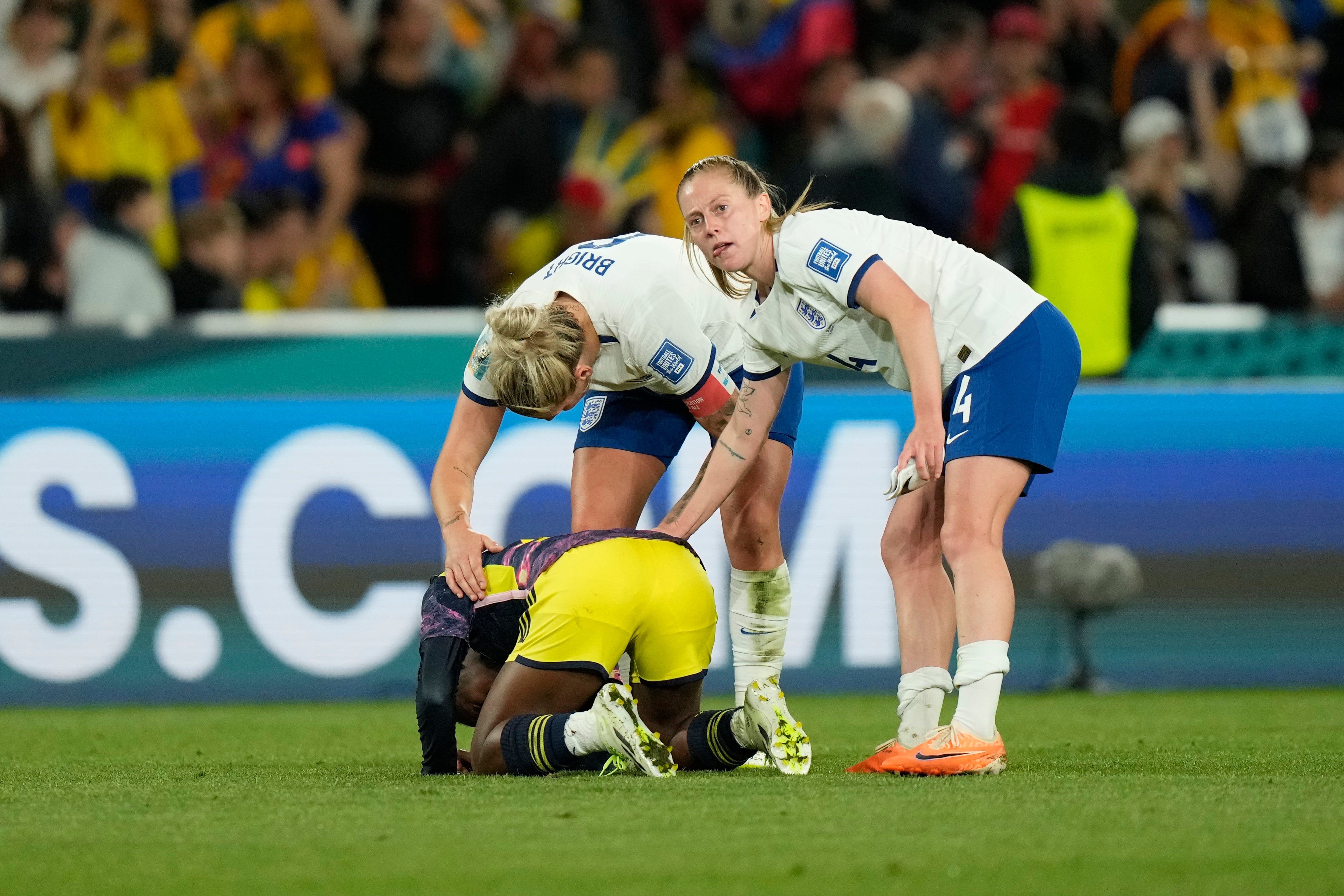 Linda Caicedo de Colombia es consolada por Keira Walshby de Inglaterra y Millie Bright de Inglaterra después del partido de fútbol de cuartos de final de la Copa Mundial Femenina entre Inglaterra y Colombia en el Estadio Australia en Sydney, Australia, el sábado 12 de agosto de 2023. (Foto AP/Rick Rycroft)