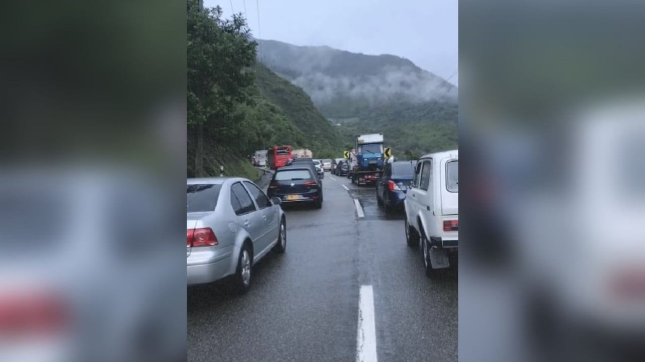 La vía Bogotá - Villavicencio está cerrada en el kilómetro 58.