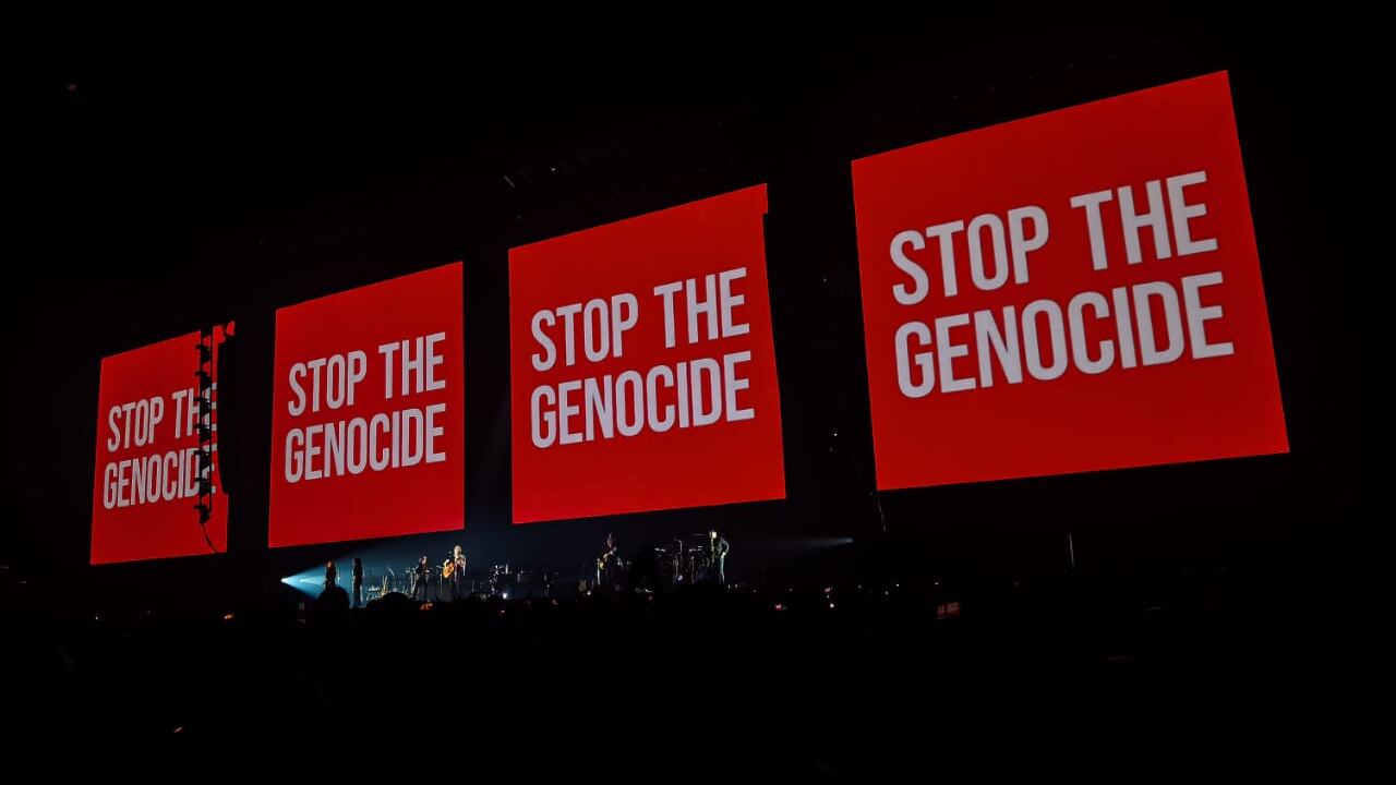 En las pantallas que se dispusieron en el Coliseo, como parte del concierto, se podía leer: "Alto al genocidio" enviando un mensaje a Israel al que acusa de la muerte de palestinos, tras el ataque de Hamás el pasado 7 de octubre. Foto: Esteban Vega, Semana.