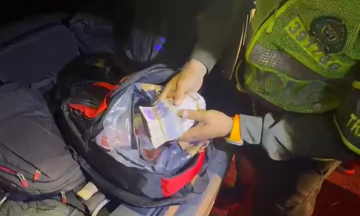 Policía cuenta los más de mil millones de pesos encontrados en el Valle del Cauca.