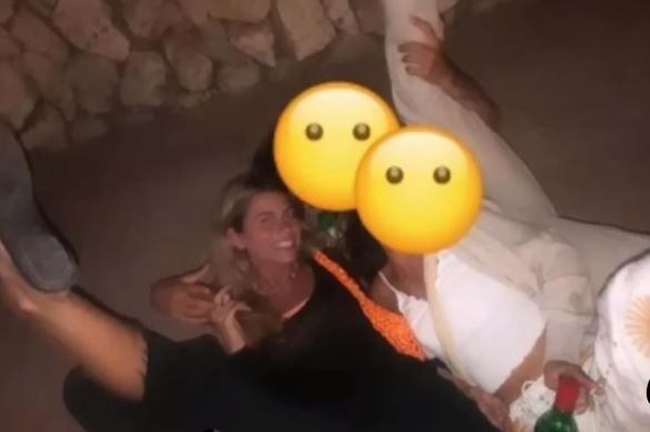 Clara Chía tomada por la calles de Barcelona