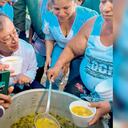El presidente Gustavo Petro recurrió a las ollas comunitarias desde la pasada campaña electoral.