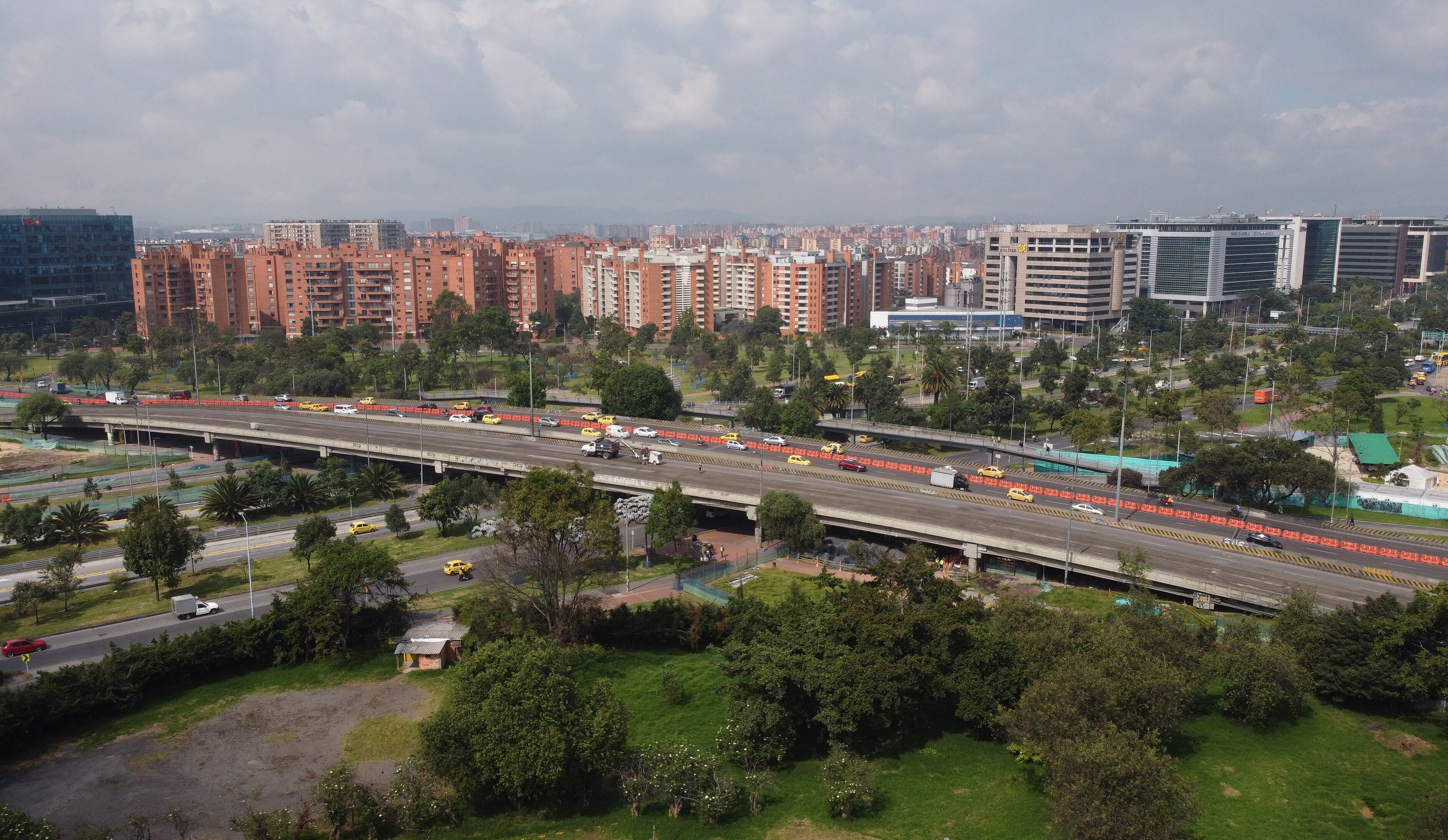 Obras de transmilenio en el puente de la avenida 68 con avenida el Dorado