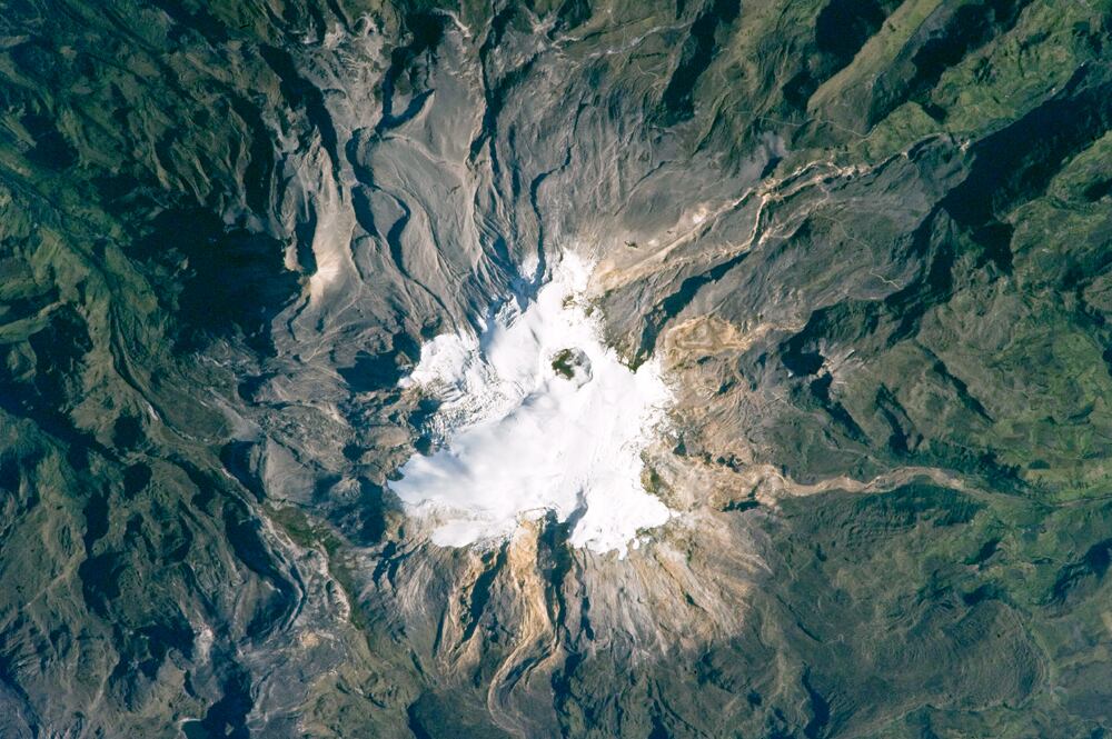 El Nevado del Ruiz tomado desde la Estación Espacial Internacional el 23 de abril de 2010. Se puede ver el crater Arenas y, hacia la esquina inferior derecha, el flujo de lava de la avalancha que destruyó Armero en 1985.