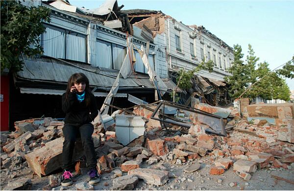 Destruidas quedaron viviendas, calles y vehículos a lo largo de varias vías de este país. El número de muertos aumenta cada vez más. Son las consecuencias de un terremoto de 8,8 grados de magnitud que sacudió a Chile en la madrugada del sábado 27 de febrero de 2010.