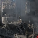 Palestinos buscan sobrevivientes entre los escombros de un edificio destruido luego de un ataque aéreo israelí en el campo de refugiados de Bureij, Franja de Gaza, el jueves 2 de noviembre de 2023. (Foto AP/Mohammed Dahman)