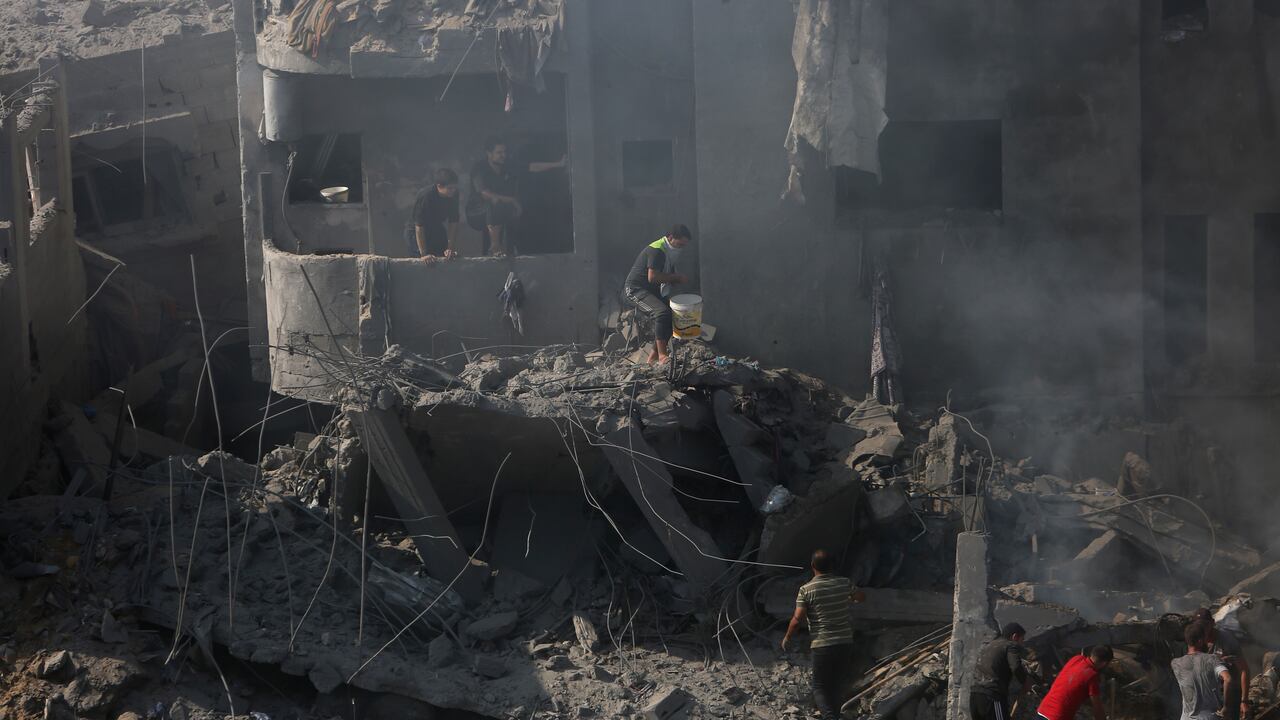 Palestinos buscan sobrevivientes entre los escombros de un edificio destruido luego de un ataque aéreo israelí en el campo de refugiados de Bureij, Franja de Gaza, el jueves 2 de noviembre de 2023. (Foto AP/Mohammed Dahman)