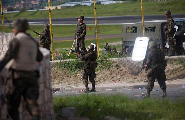 Los soldados están expectantes
