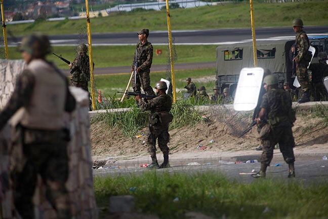 Los soldados están expectantes