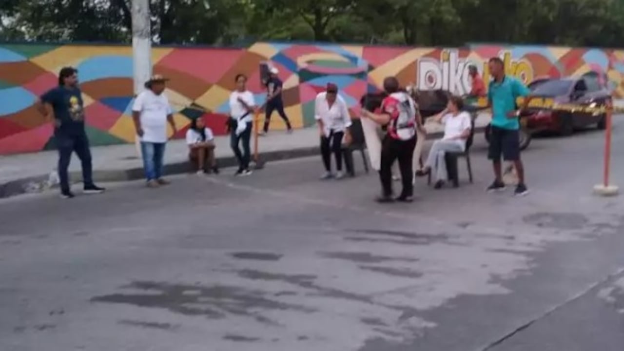 La comunidad se sentó en medio de la vía para impedir el paso