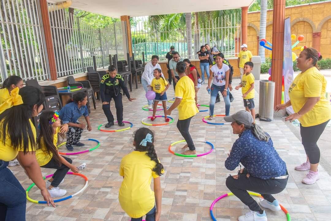 Oficial de la Policía en actividades con menores de edad.