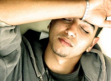 No dormir lo suficiente. En muchas ocasiones, por realizar otras actividades, se da poca importancia a la cantidad de horas que duerme. ¿Sabía que no descansar correctamente hace mucho más irritable a su cerebro y las emociones se despiertan de una manera primitiva? 