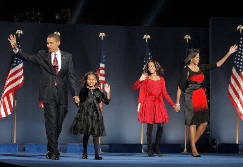 El Presidente electo de los Estados Unidos Barack Obama, a la izquierda, su esposa Michelle Obama, a la derecha, sus dos hijas, Malia y Sasha,