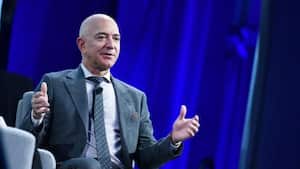 Jeff Bezos, fundador de Amazon, también utiliza largos intervalos de silencio al inicio de las reuniones, explica Justin Bariso. NO USAR/BBC