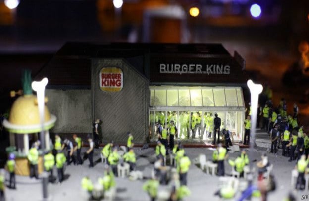 El artista Jimmy Cauty también exhibe sus obras en Dismaland. En la imagen, un detalle de una de sus instalaciones, en la cual explora un modelo de ciudad, congelada tras un gran periodo de disturbios civiles.