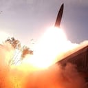 Se ve el lanzamiento de un misil en un lugar no revelado en Corea del Norte (imagen archivo de referencia).