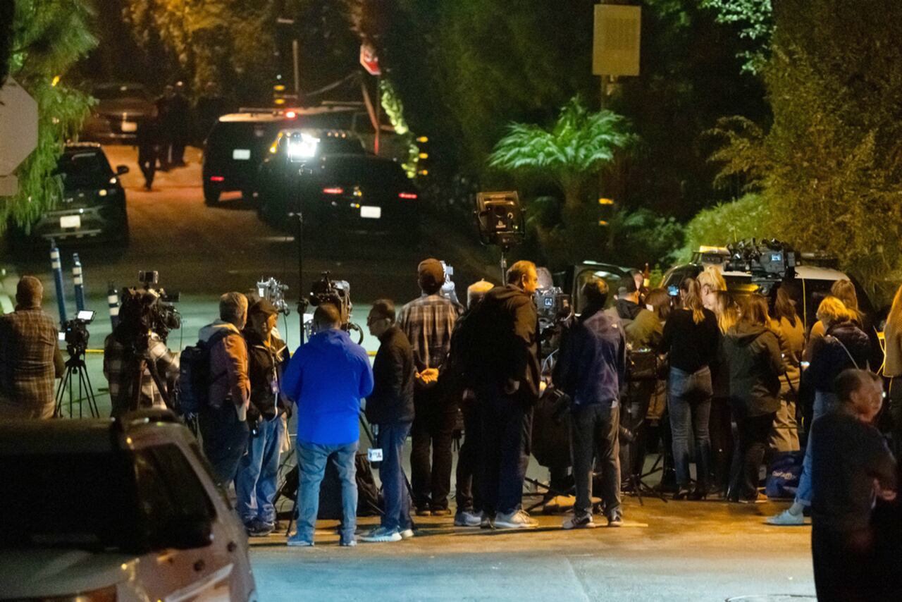 Equipos de noticias se encuentran cerca de la residencia de Rob Reiner el domingo 14 de diciembre de 2025, en el barrio de Brentwood de Los Ángeles. (Foto AP/Ethan Swope)