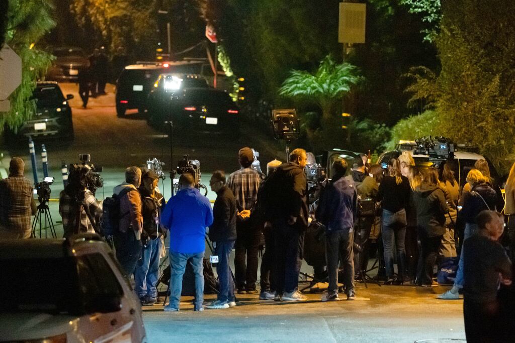 Equipos de noticias se encuentran cerca de la residencia de Rob Reiner el domingo 14 de diciembre de 2025, en el barrio de Brentwood de Los Ángeles. (Foto AP/Ethan Swope)
