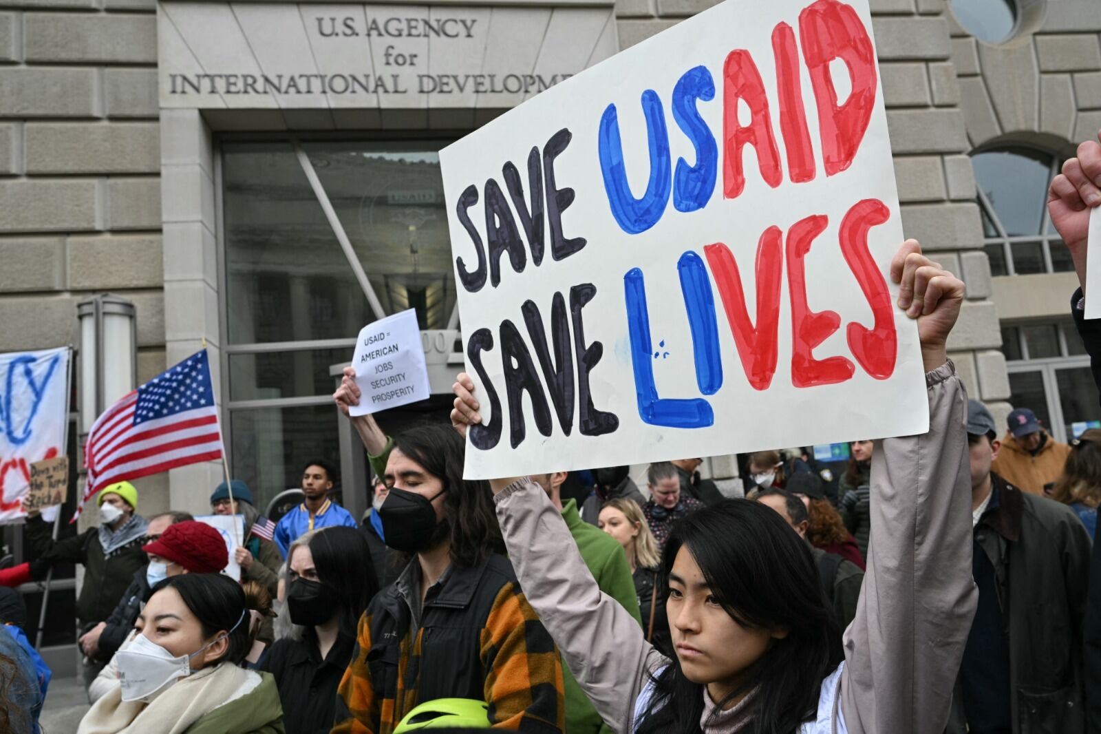 Algunas personas protestaron en la sede de Usaid en Estados Unidos. Piden que se salve la entidad.