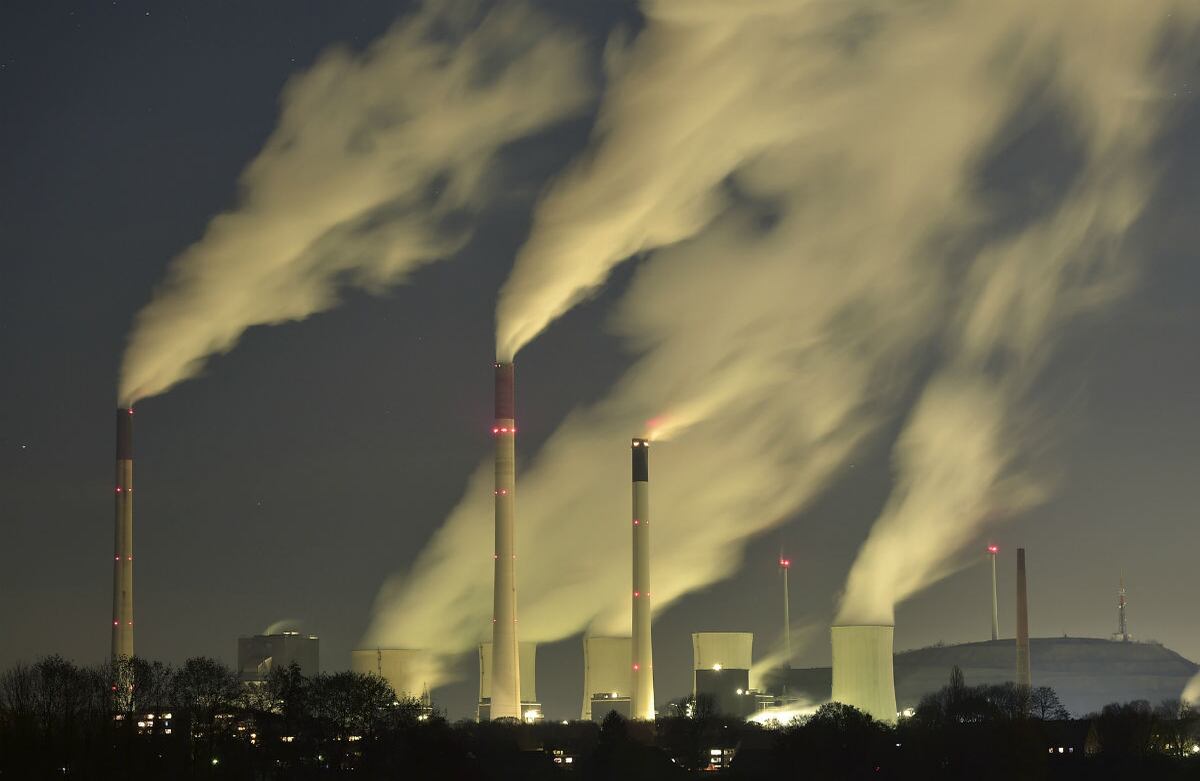 El humo sube de las chimeneas de la estación eléctrica E.ON que funciona en Gelsenkirchen, Alemania. Esta central, que funciona a base de carbón, es una de las más potentes de su tipo en Europa, pero ha sido objeto de críticas por las altas emisiones de dióxido de carbono que produce. (AP)