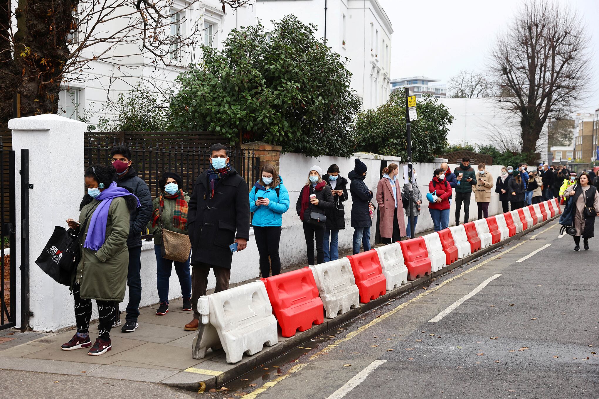 Largas filas para refuerzos y pruebas a medida que aumentan los casos de Omicron