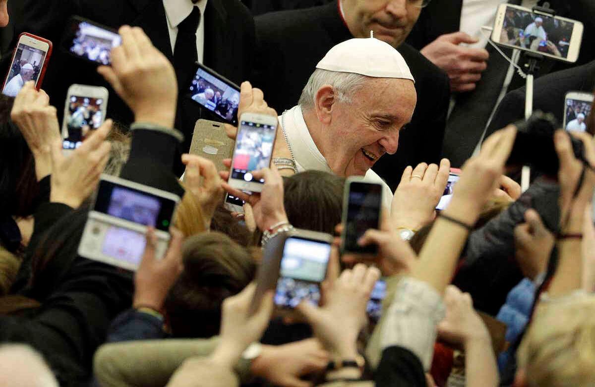 Fieles usan sus teléfonos para tomar fotografías del Papa Francisco a su llegada a la sala Pablo VI con motivo de la audiencia general semanal en el Vaticano, miércoles, 15 de febrero de 2017. (AP Photo / Gregorio Borgia)  