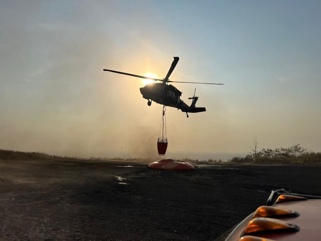 Helicóptero Black Hawk UH-60L en configuración Bambi Bucket